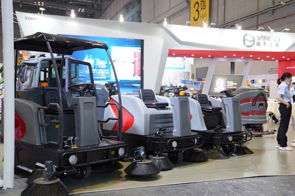 想買(mǎi)掃地車(chē)，電動(dòng)好還是油的好